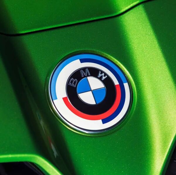 BMW M Logo – historisches Emblem als Option